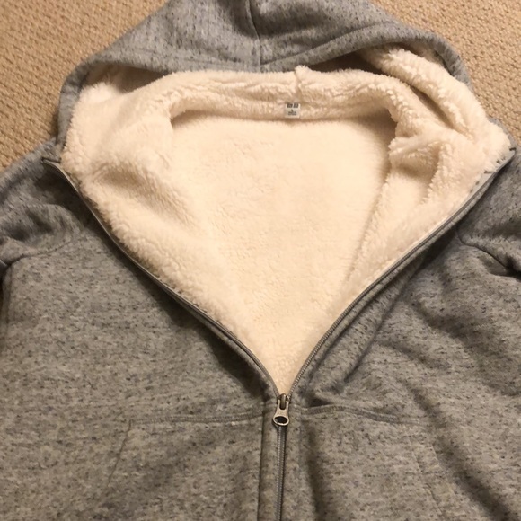 Uniqlo hoodie with soft fuzzy lining - Picture 5 of 5